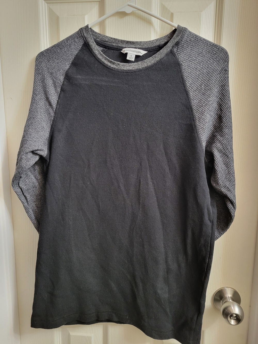 Men's Small long-sleeve raglan shirt by the clothing brand Distortion,